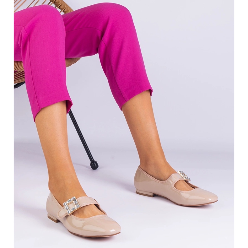 Beige lackierte Ballerinas mit einer Klemme dekoriert 1