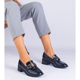 Schwarze Pumpen auf einem niedrigen Pfosten mit einer metallischen Dekoration 1