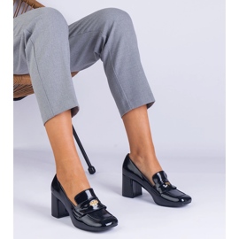 Schwarz lackierte Pumps am Pfosten 1