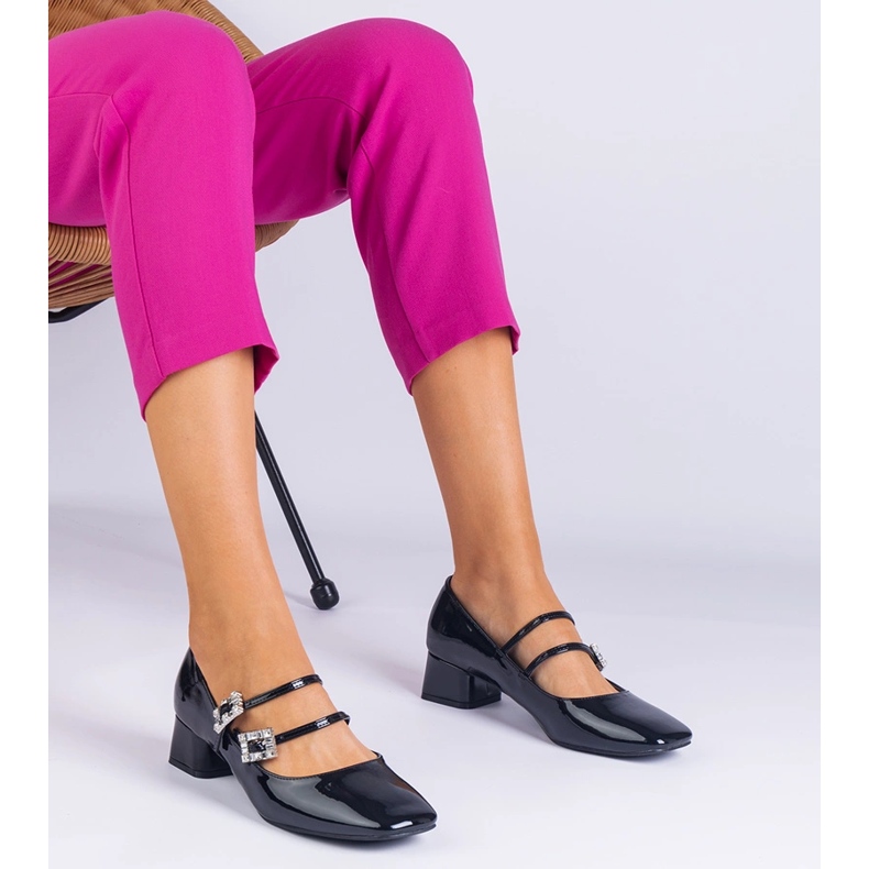 Schwarze Pumpen, die mit einer Klemme mit Zirkonen lackiert sind 1