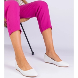 Weiße Ballerinas auf einem versteckten Keil Eco -Leders 1