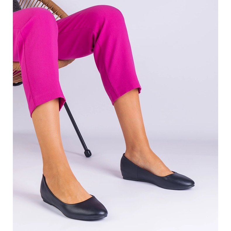 Schwarze Ballerinas auf einem versteckten Keil Eco -Leders 1