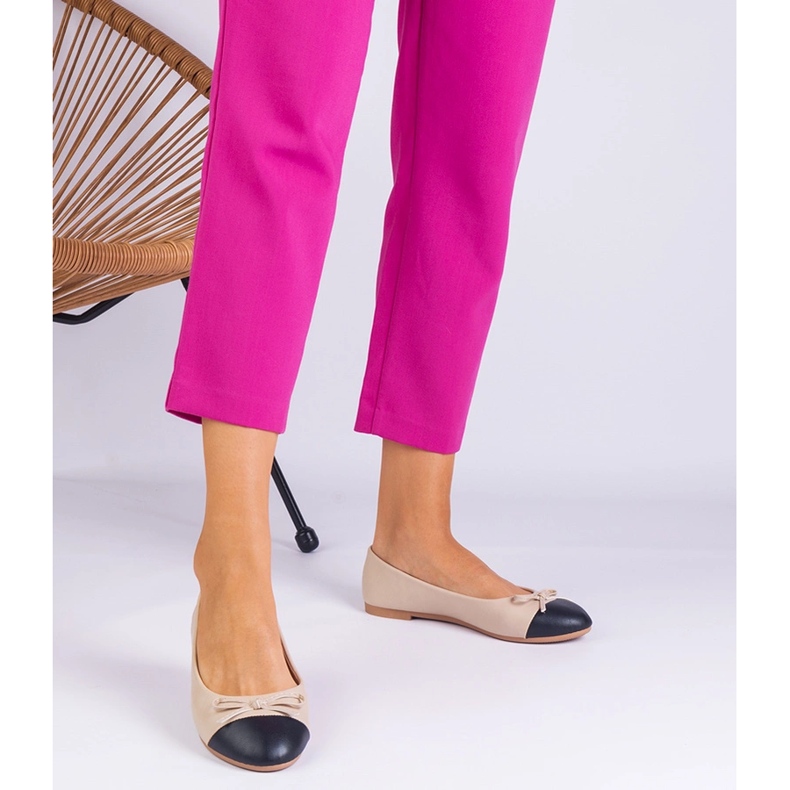 Beige Ballerinas mit einem Bug und einer schwarzen Nase 1