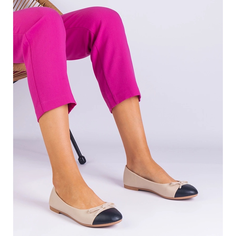 Beige Ballerinas mit einem Bug und einer schwarzen Nase 2