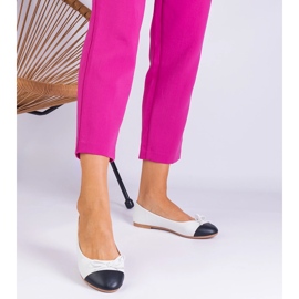 Weiße Ballerinas mit Bug und schwarze Nase 1