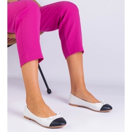 Weiße Ballerinas mit Bug und schwarze Nase 2