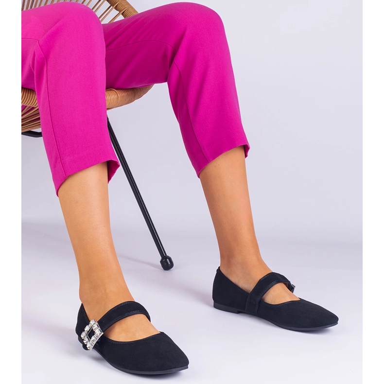 Schwarze Ballerinas mit einer Schnalle mit Kristallen dekoriert 1