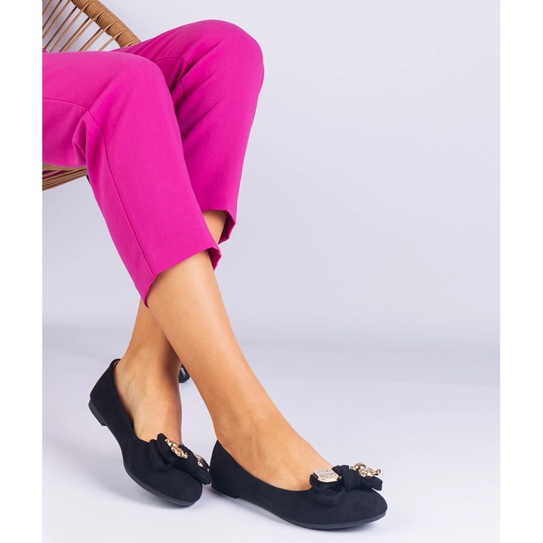 Schwarzer klassischer Ballerinas mit einem Bogen 2