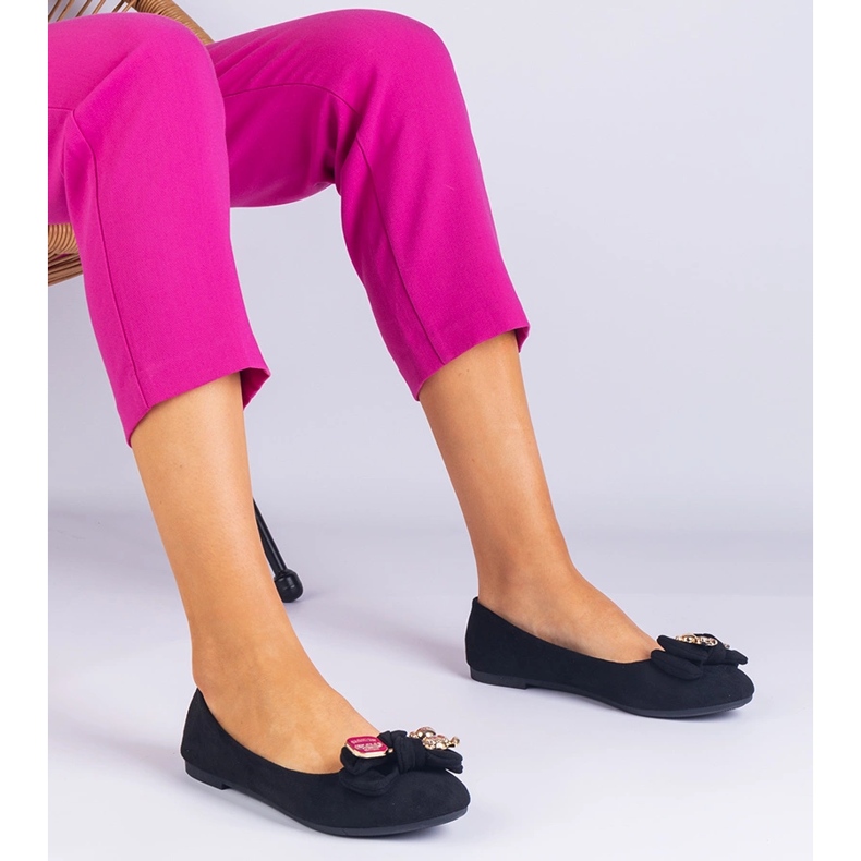 Schwarzer klassischer Ballerinas mit einem Bogen 1