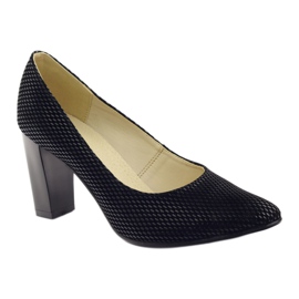 Schwarze Pumps auf einer Bar 138 1