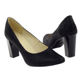 Schwarze Pumps auf einer Bar 138 3