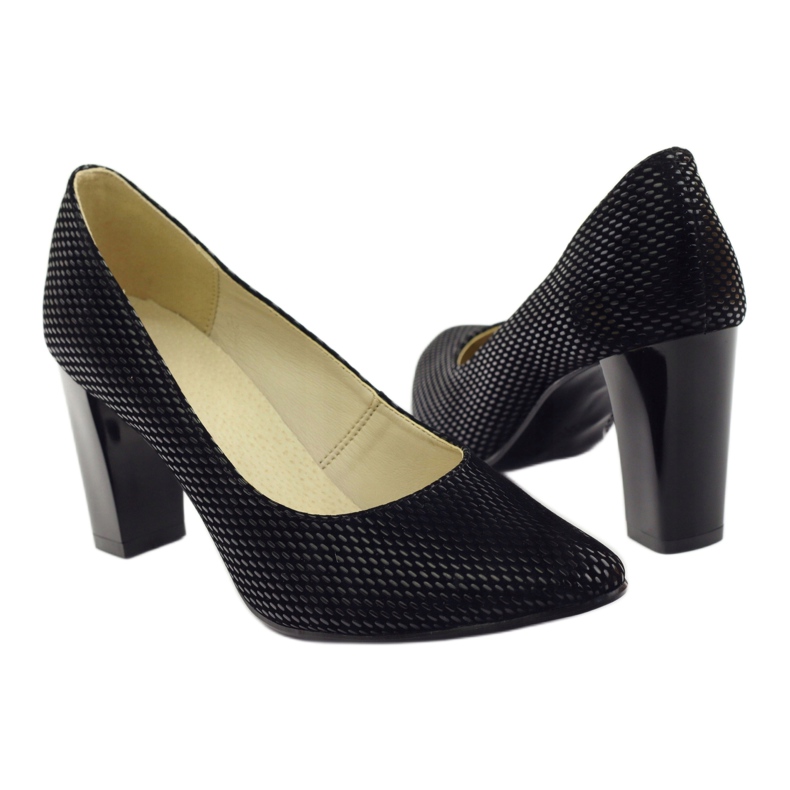 Schwarze Pumps auf einer Bar 138 3