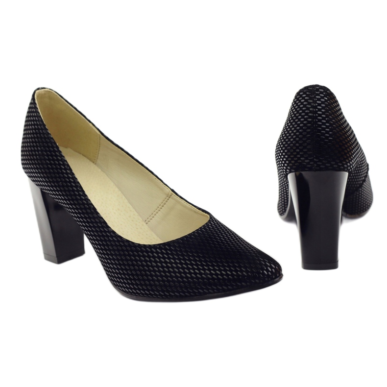 Schwarze Pumps auf einer Bar 138 4