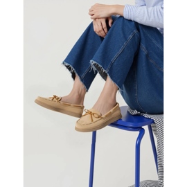 Frauen -Beige Wildleder -Slipper mit einem Bogen 1
