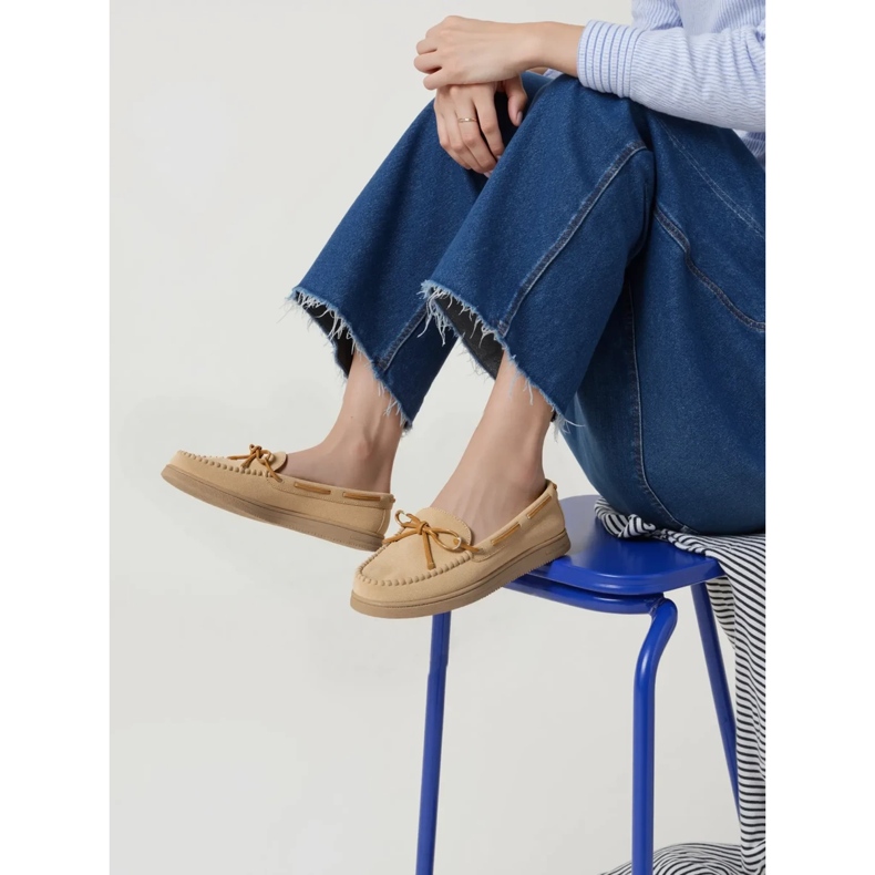 Frauen -Beige Wildleder -Slipper mit einem Bogen 1