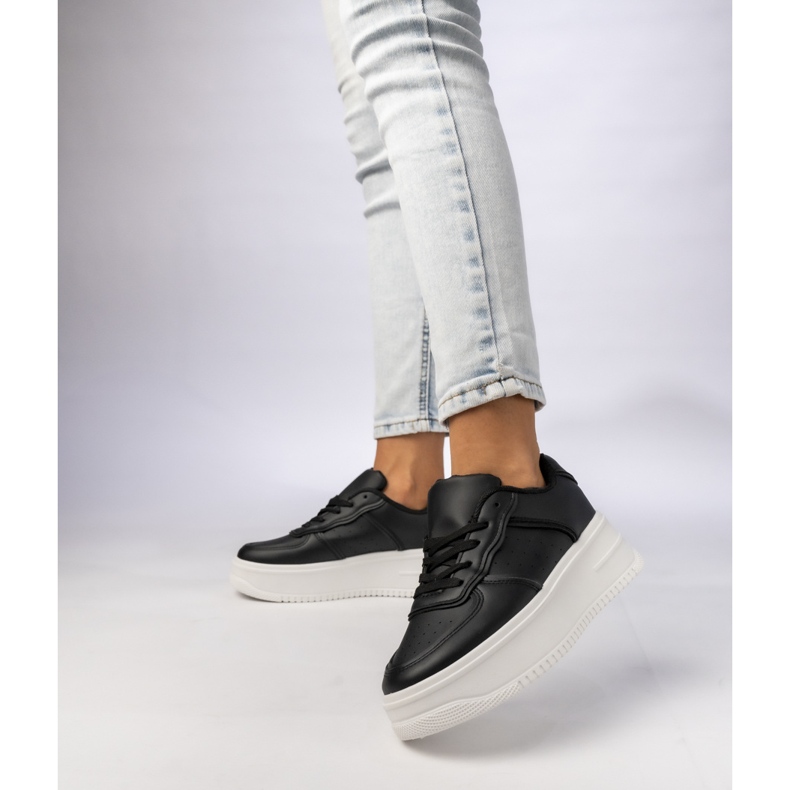 Schwarze Sport -Sneaker von Frauen 2