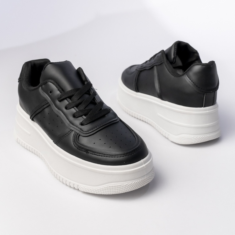 Schwarze Sport -Sneaker von Frauen 1