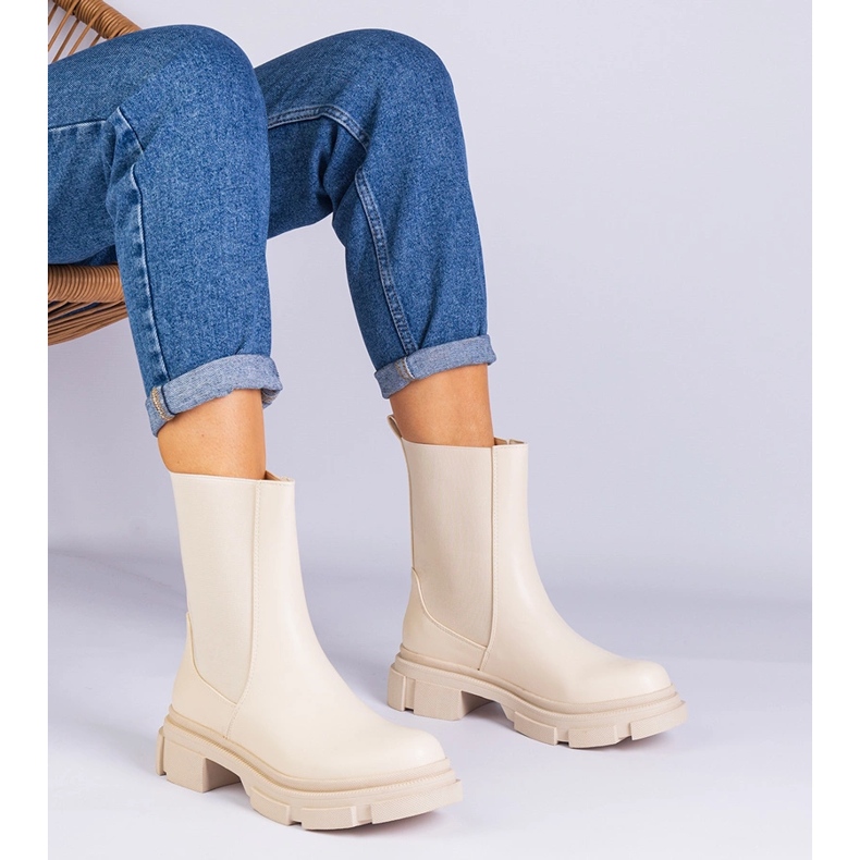 Beige Knöchelstiefel mit einer flexiblen Einführung 1