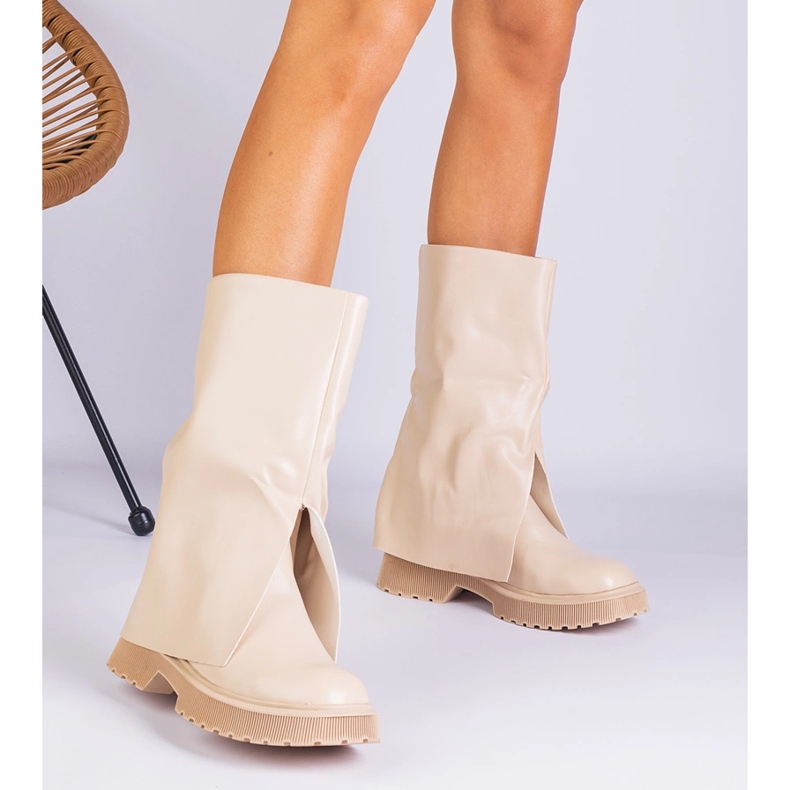 Beige Stiefel mit einem gefalteten Obermaterial 1
