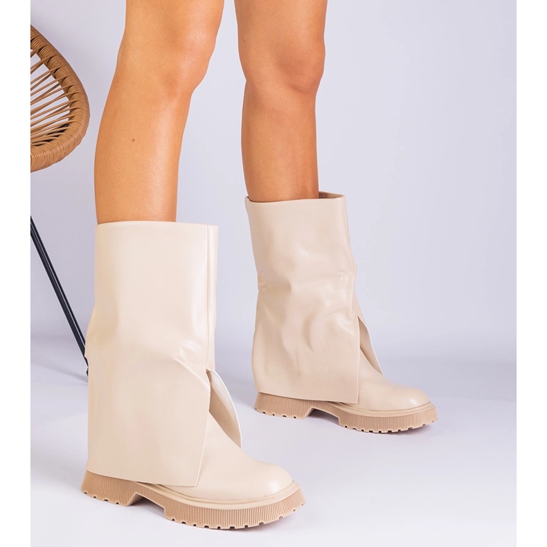 Beige Stiefel mit einem gefalteten Obermaterial 2
