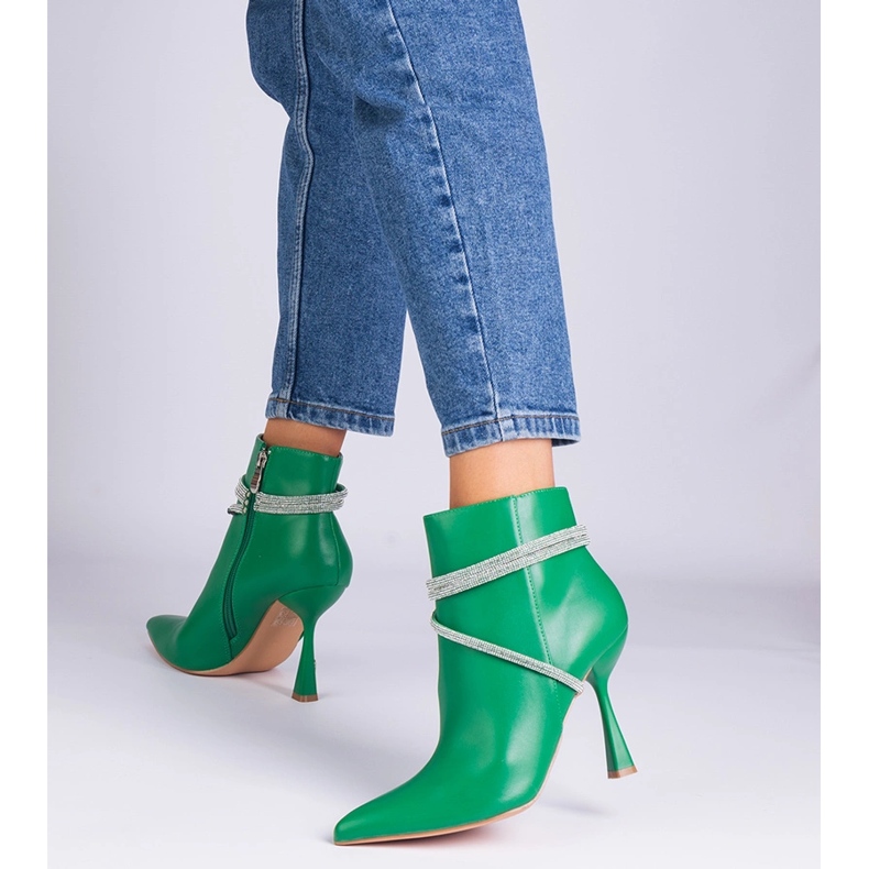 Grüne Stiefel auf einem mit Zirkon geschmückten High Heel 1