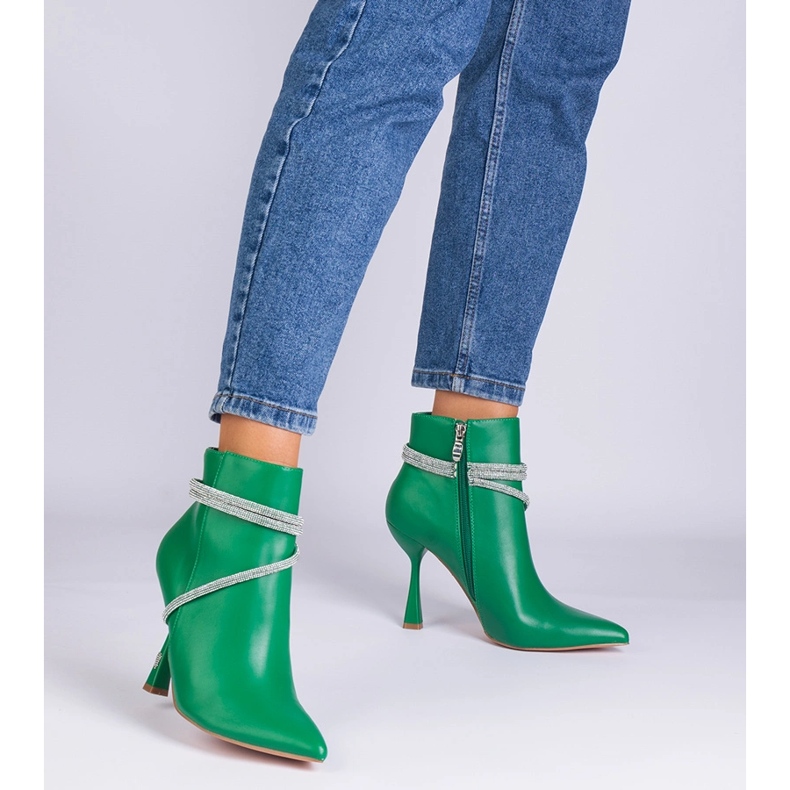 Grüne Stiefel auf einem mit Zirkon geschmückten High Heel 2