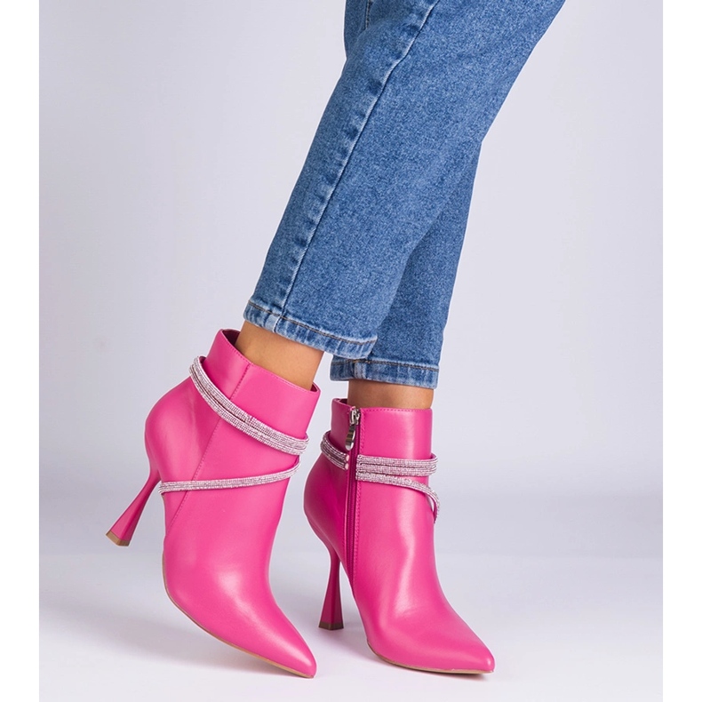 Rosa Stiefel auf einem mit Zirkonen dekorierten High Heel 1