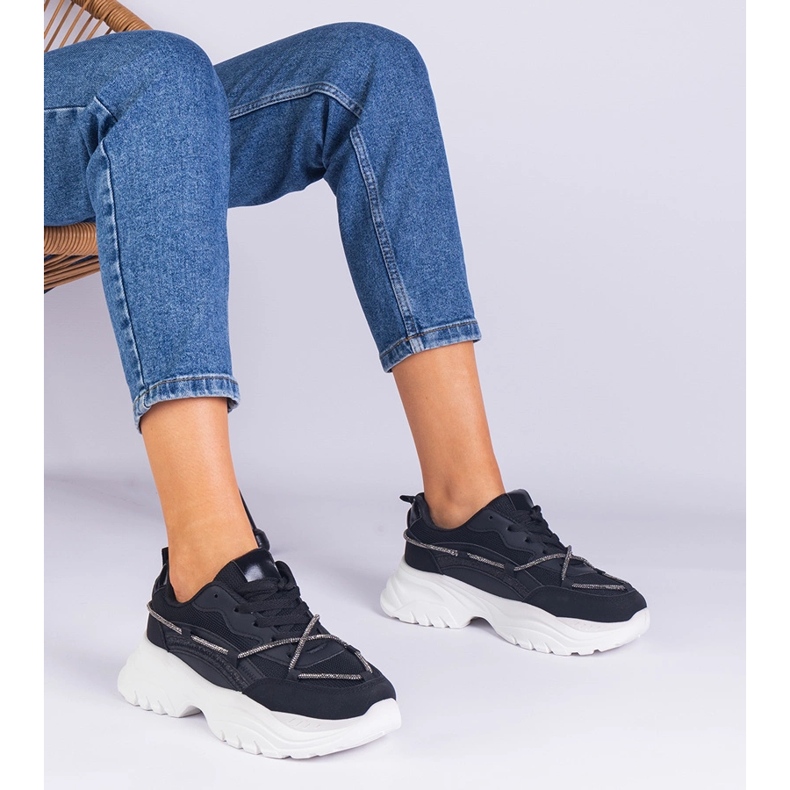 Schwarze Frauen -Turnschuhe mit einer Zirkonschnur dekoriert 1