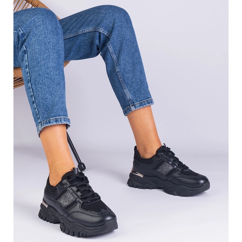 Schwarze Frauen -Turnschuhe mit Glitzer dekoriert 1