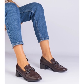 Braune Pumpen auf dem Pfosten mit einer metallischen Dekoration 1