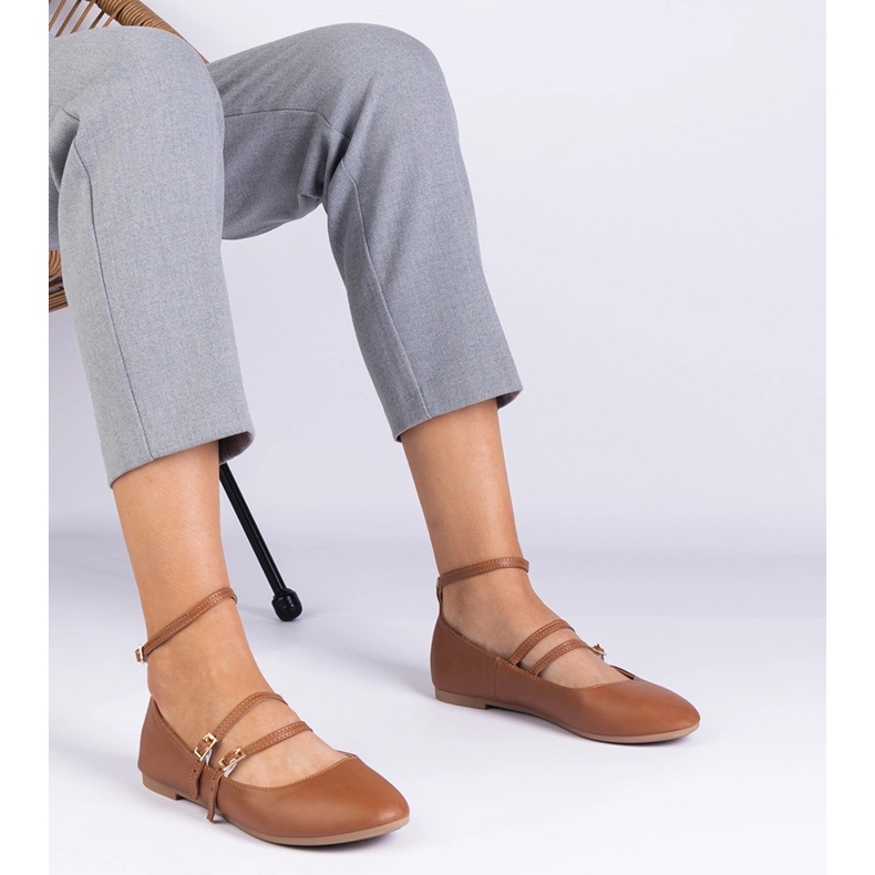 Braune Ballerinas aus Eco -Leder mit Schnallen 1