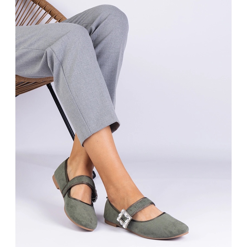 Grüne Ballerinas mit einer Schnalle mit Kristallen dekoriert 1