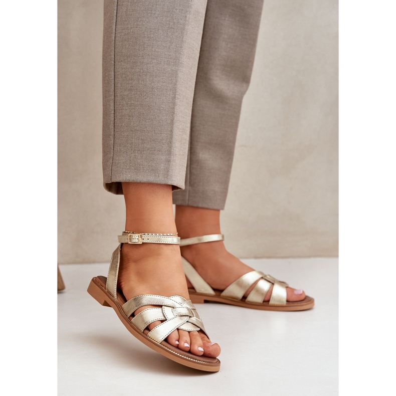 Frauen Ledersandalen mit flachen Absätzen Zazoo 3688 Zlotys golden 2