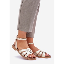 Frauen Ledersandalen mit flachen Absätzen Zazoo 3688 Zlotys golden 1