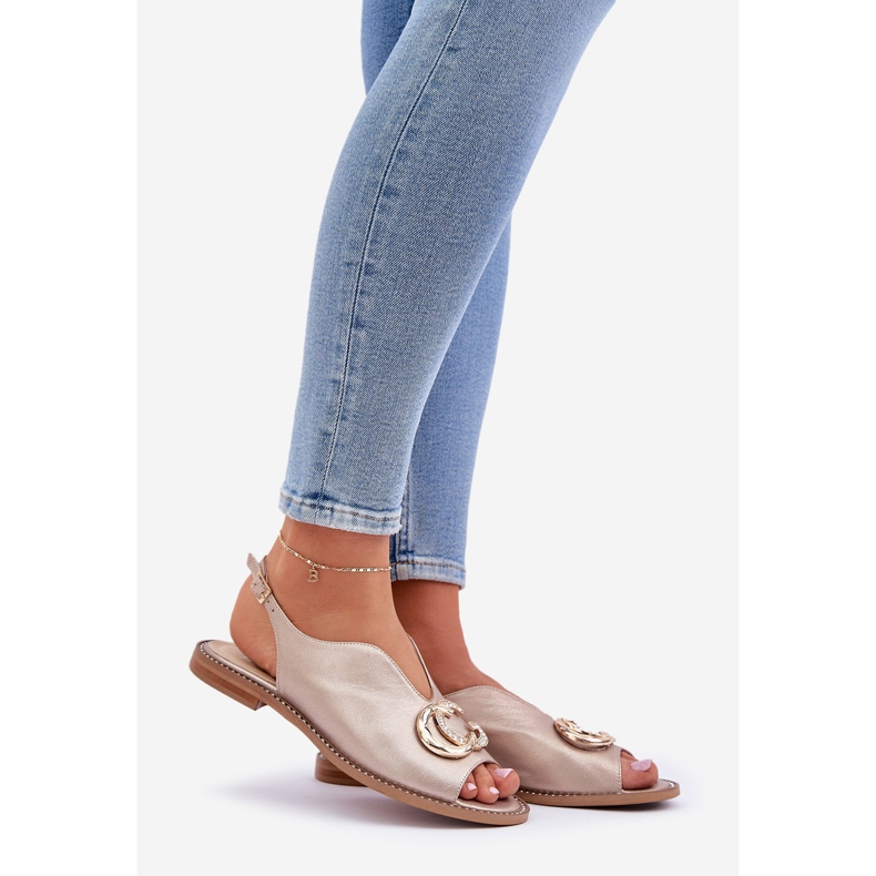 Flach -geköpfte Ledersandalen mit der Dekoration von Laura Messi 2865 Zlotys golden 1