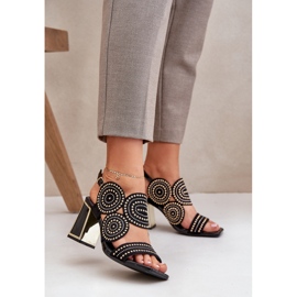 Dekorierte Sandalen auf dem schwarzen Pfosten 2