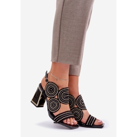 Dekorierte Sandalen auf dem schwarzen Pfosten 1