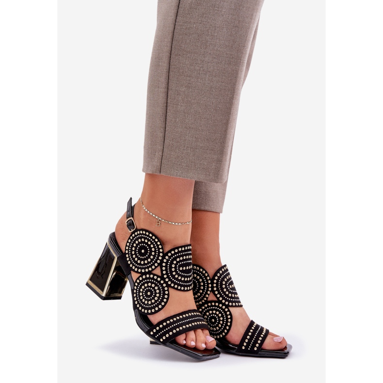 Dekorierte Sandalen auf dem schwarzen Pfosten 1