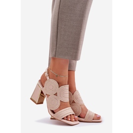 Dekorierte Sandalen auf dem Post Beige 1