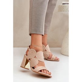 Dekorierte Sandalen auf dem dunklen Pfosten beige 2