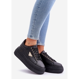 Stilvolle Turnschuhe auf einer riesigen schwarzen Plattform 1