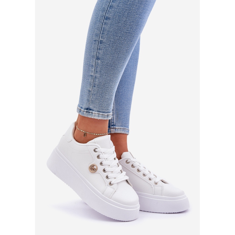 Öko -Leder -Turnschuhe auf einer Plattform mit einem goldenen Detail weiß 1