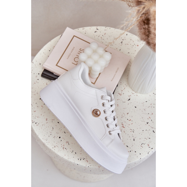 Öko -Leder -Turnschuhe auf einer Plattform mit einem goldenen Detail weiß 2