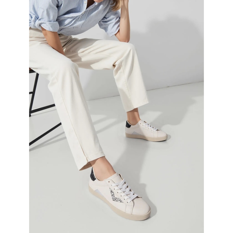 Frauen -Sneaker Brocat Silbereinsätze weiß 1