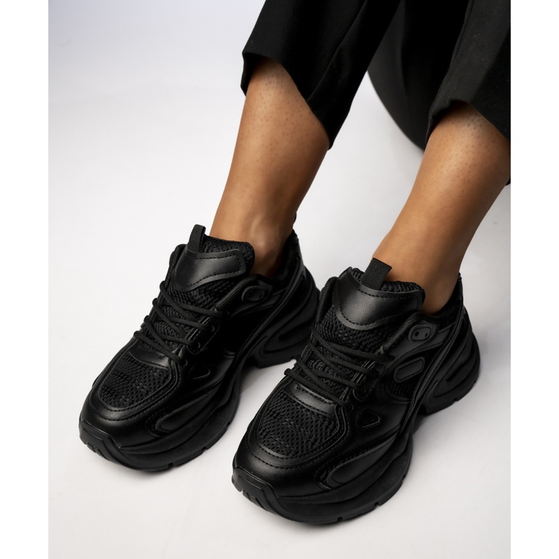Schwarze Sport -Sneaker von Frauen 1