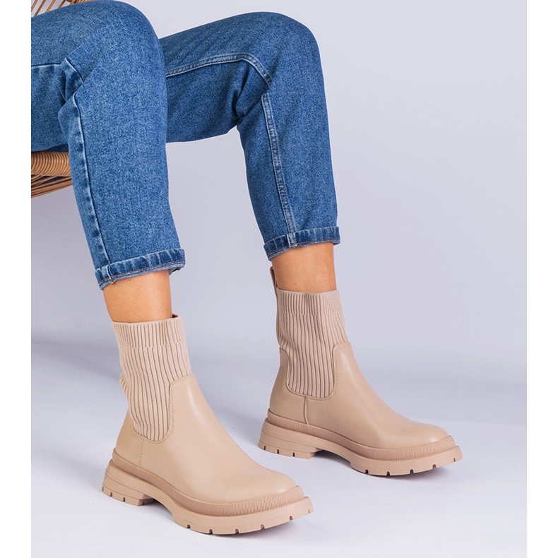 Braune Stiefel mit einem materiellen Beige Obermaterial 1