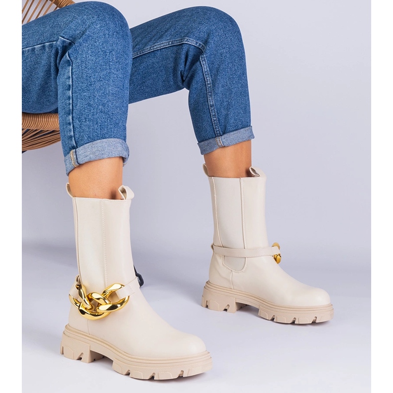 Beige Knöchelstiefel mit einer massiven Kette dekoriert 1