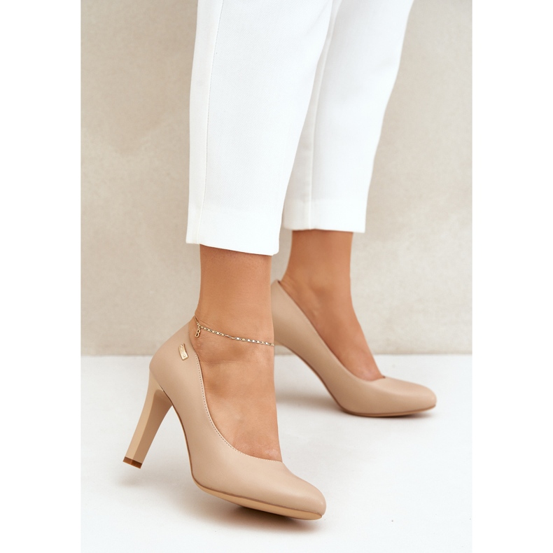 Frauenpumpen am Sergio Leone Coffe Campbell Post braun 2