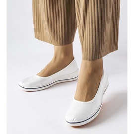 D/GMR Glänzende ecrufarbene Ballerinas mit Morrison-Keilabsatz beige 1