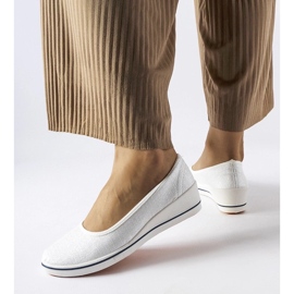 D/GMR Glänzende ecrufarbene Ballerinas mit Morrison-Keilabsatz beige 2